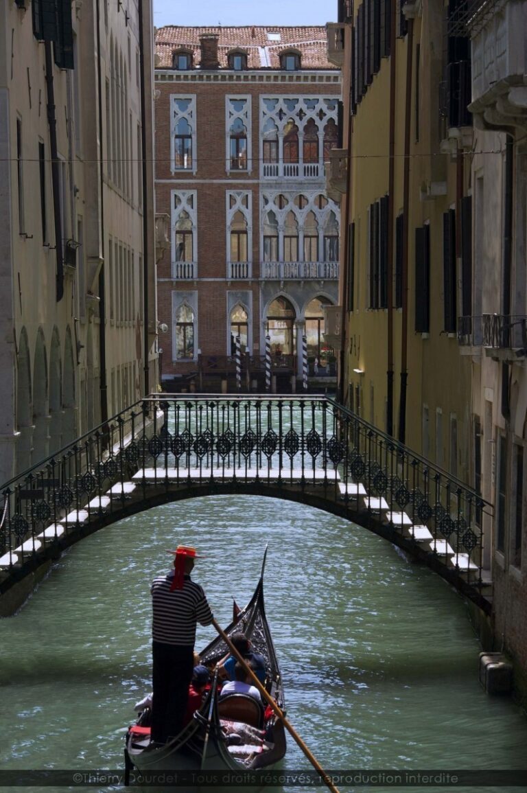 104 - GONDOLA - ITALIE - Venise
