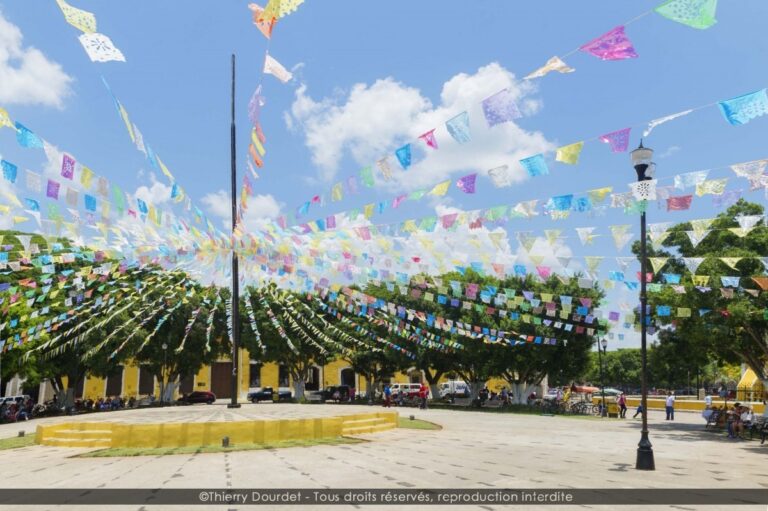 108 - BANDERAS DE IZAMAL - MEXIQUE - Izamal