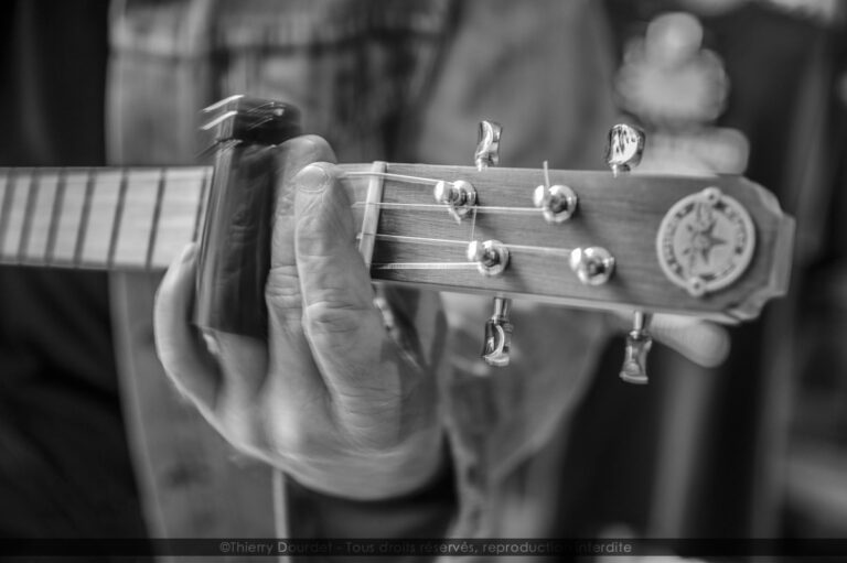 137 - GUITARISTE NB - FRANCE - Paris