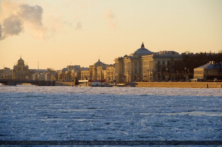 152 - СВЕТ НА ВОЛГИ - RUSSIE - St Petersbourg