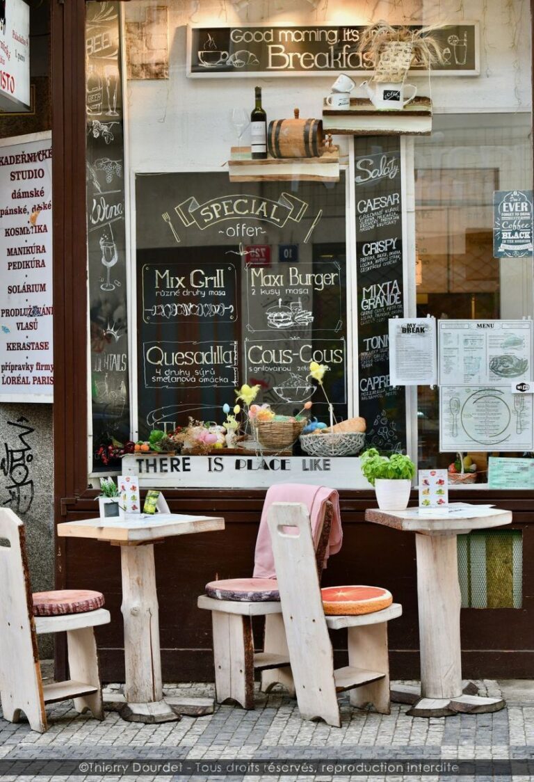 300 - UNE VERRE A PRAGUE - TCHEQUIE - Pragues