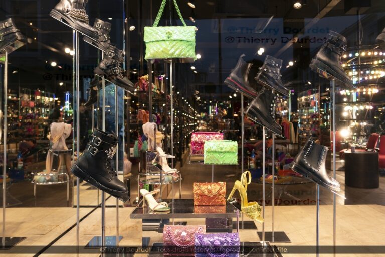 334 - TRENDY SHOES FROM NOTHING HILL - GRANDE BRETAGNE - Londres