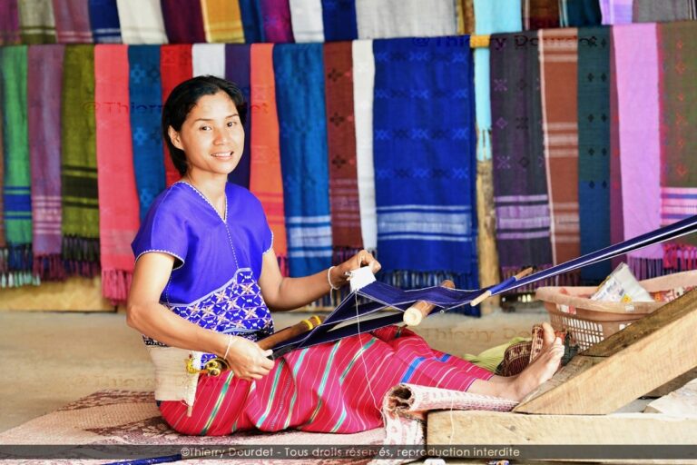 357 - TISSEUSE THAILANDAISE - THAILANDE - Chang Mai