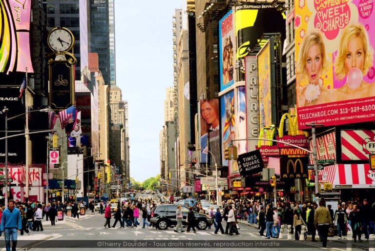36 - WALKING ON SEVENTH AVENUE - USA - New-York