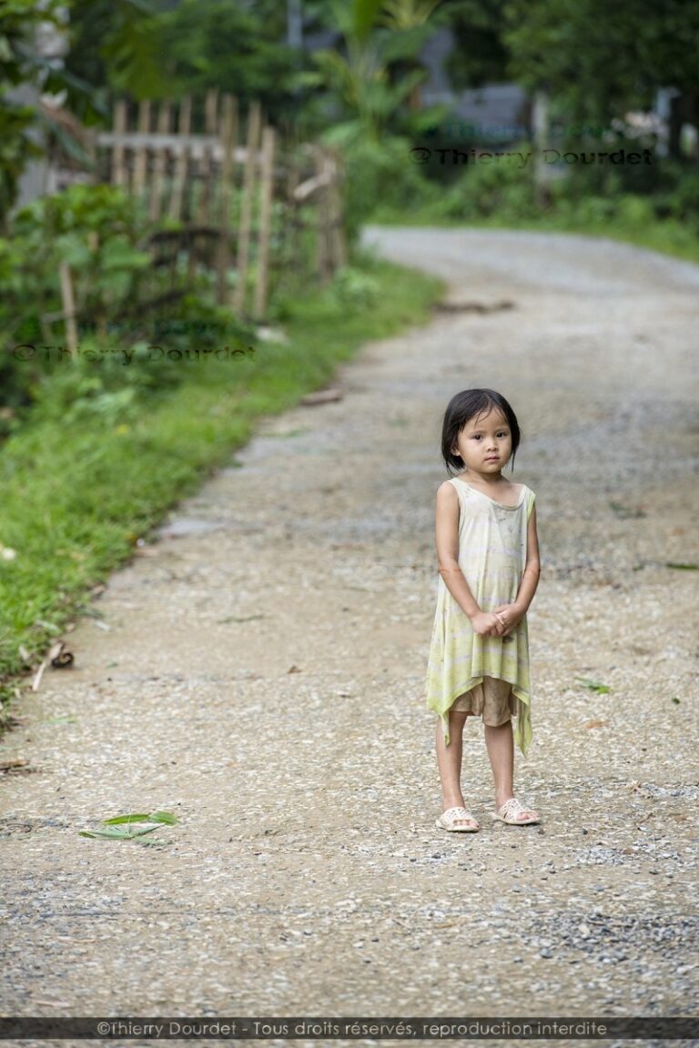 380 - REGARD D'ENFANT - VIETNAM - Pu Luong