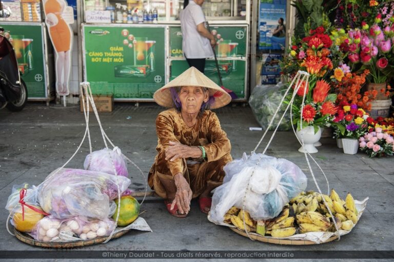 393 - TRES VIELLE FEMME - VIETNAM - Hue
