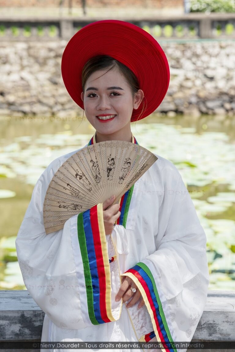 394 - JEUNE FEMME VIETNAMIENNE EN COSTUME - VIETNAM - Hue