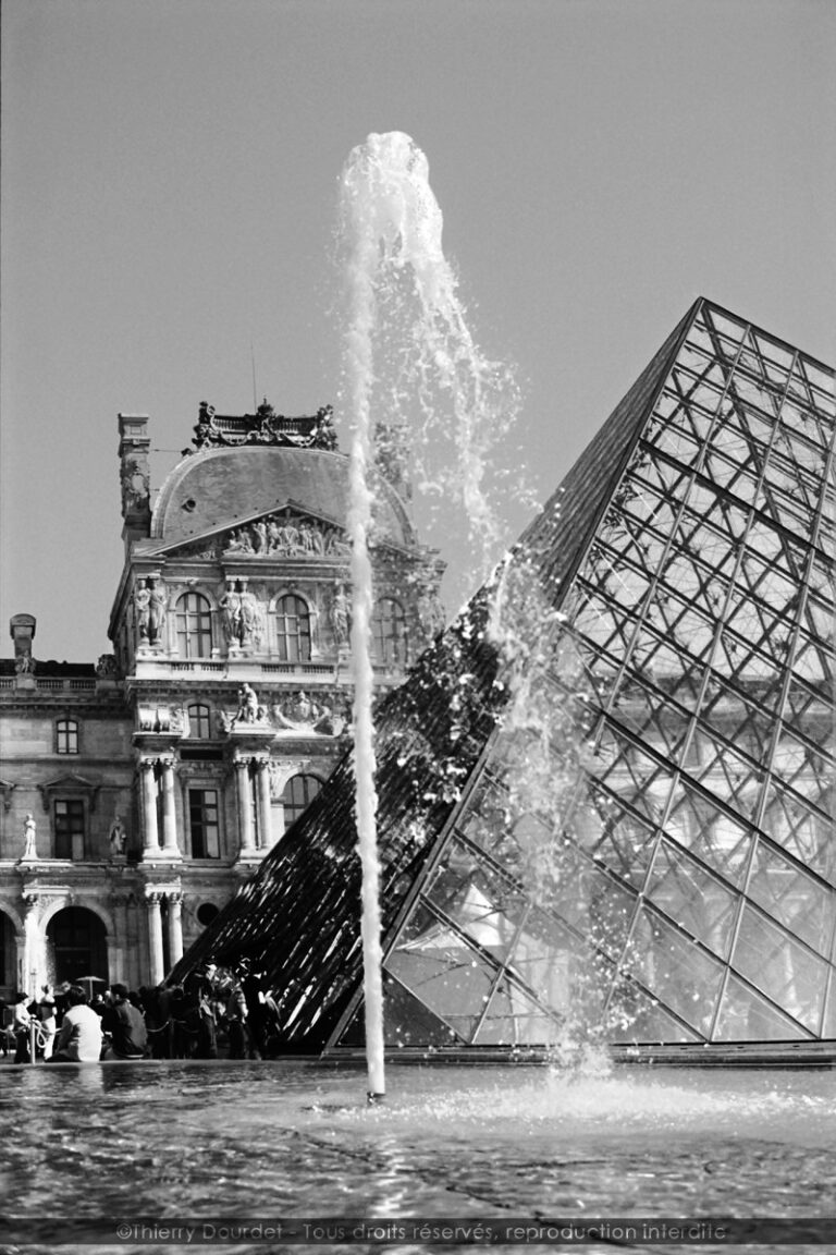 42 - EAU VERRE PIERRE - FRANCE - Paris