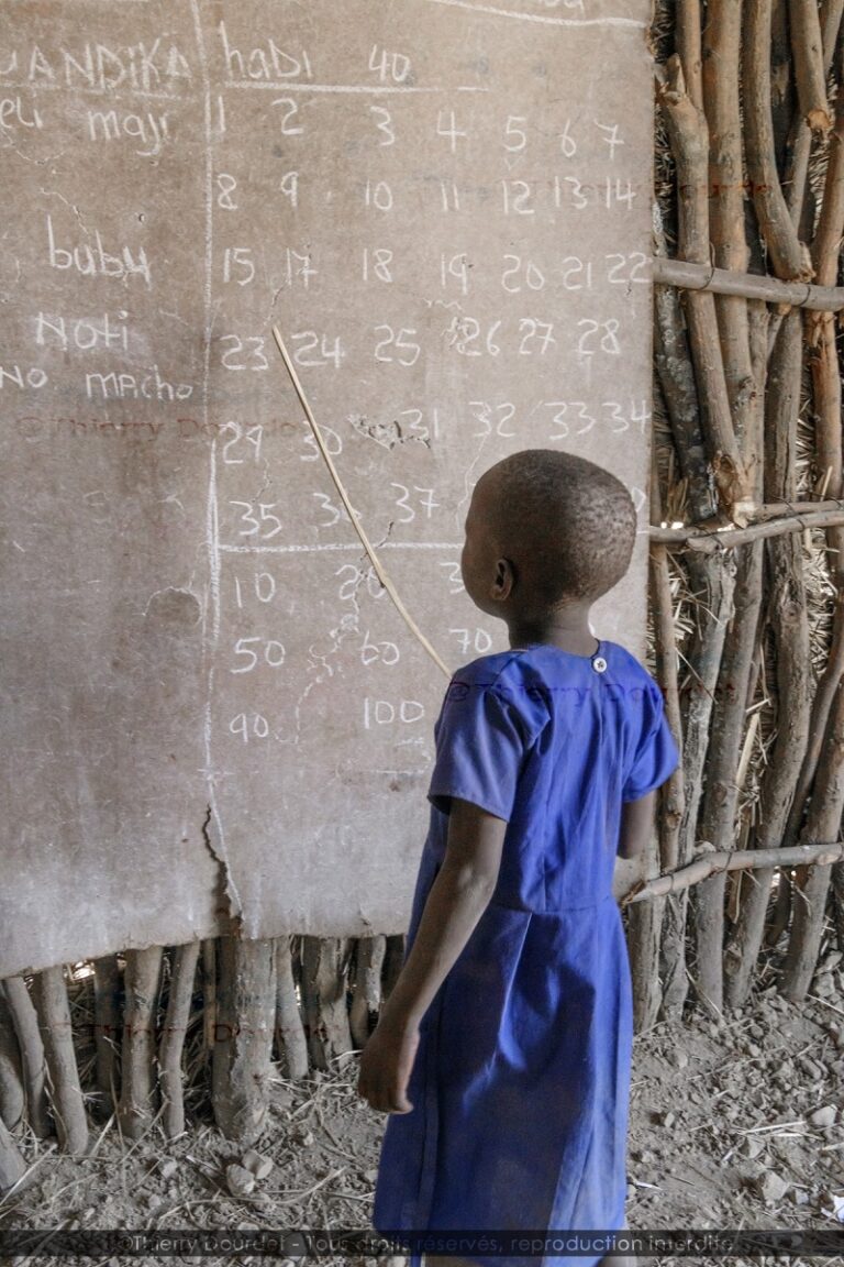444 - ENFANT MASAÏ A L'ECOLE - TANZANIE - Parc du Serengeti
