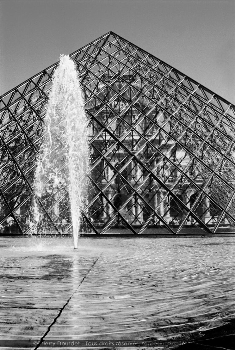 45 - PYRAMIDE DU LOUVRE - FRANCE - Paris