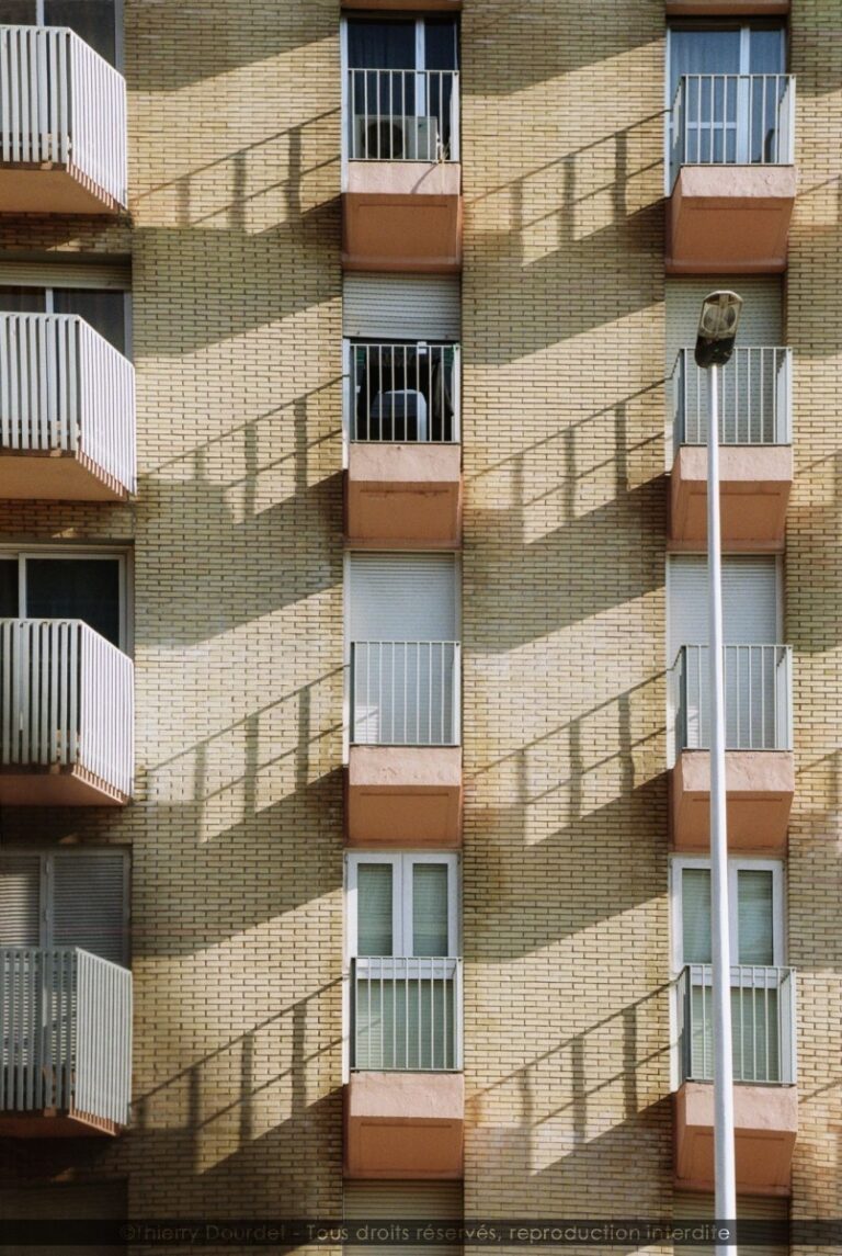 49 - BRIQUES ET OMBRES - ESPAGNE - Séville